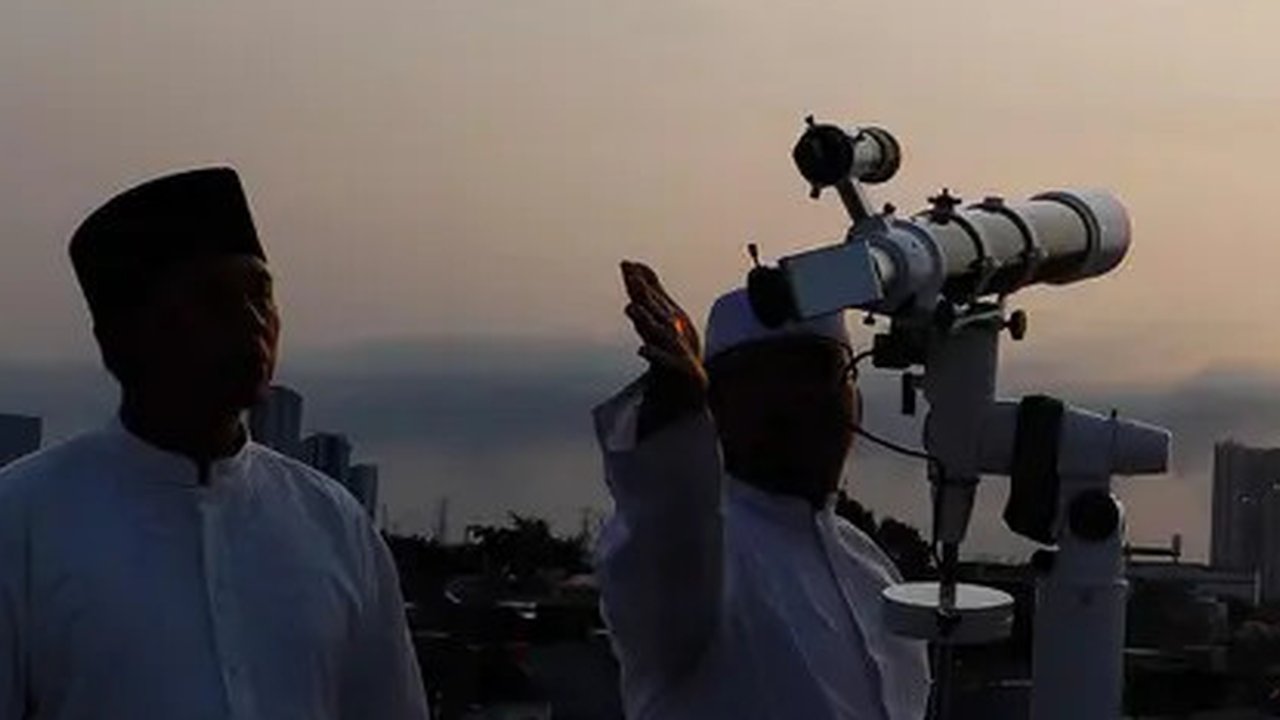 Petugas Masjid Al-Musyariin mengamati posisi hilal menggunakan teropong saat Rukyatul Hilal di Jakarta, Minggu (1/5/2022). Pemantauan hilal yang dilakukan menggunakan teropong tersebut mem