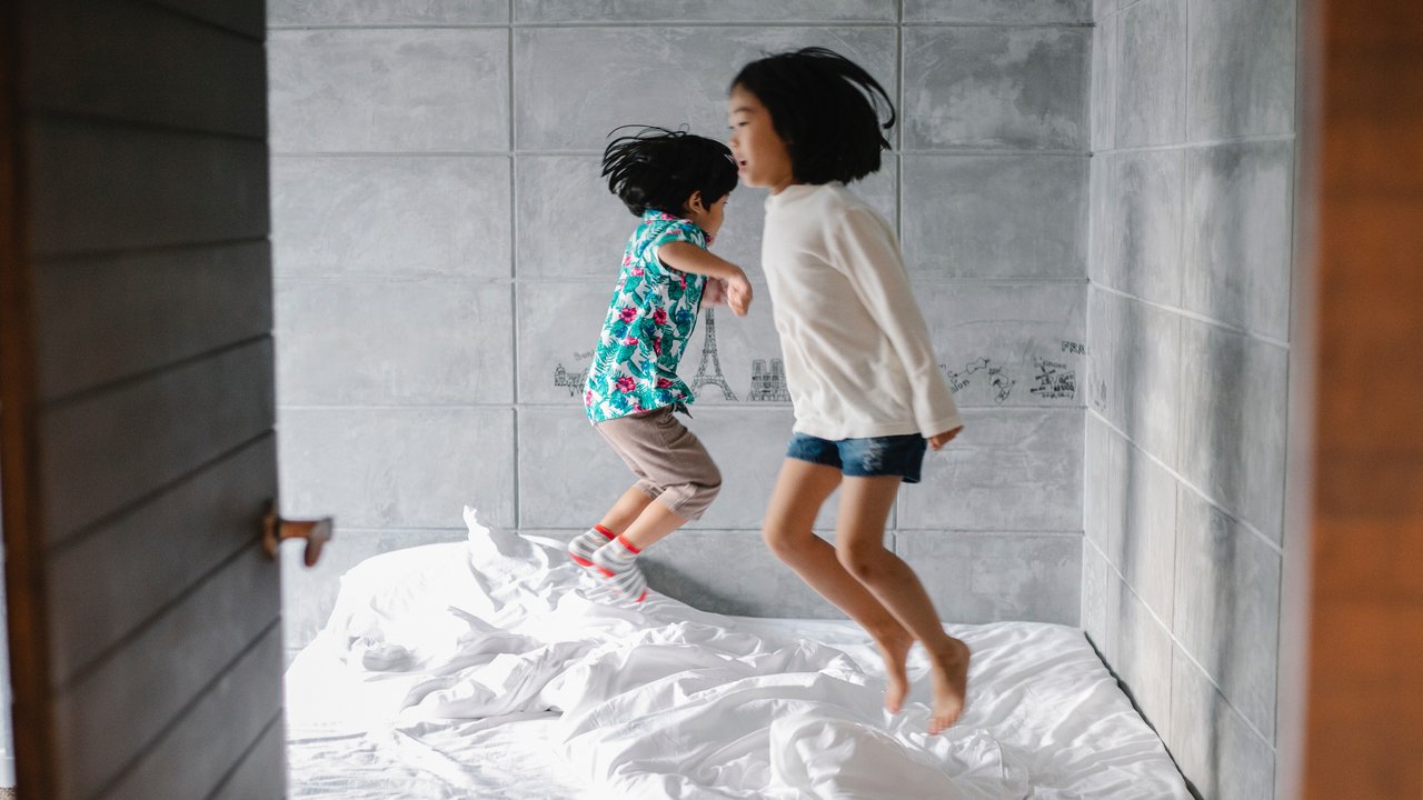 Orangtua perlu mengetahui bagaimana cara menghadapi anak hiperaktif. Credits: pexels.com by Alex Green