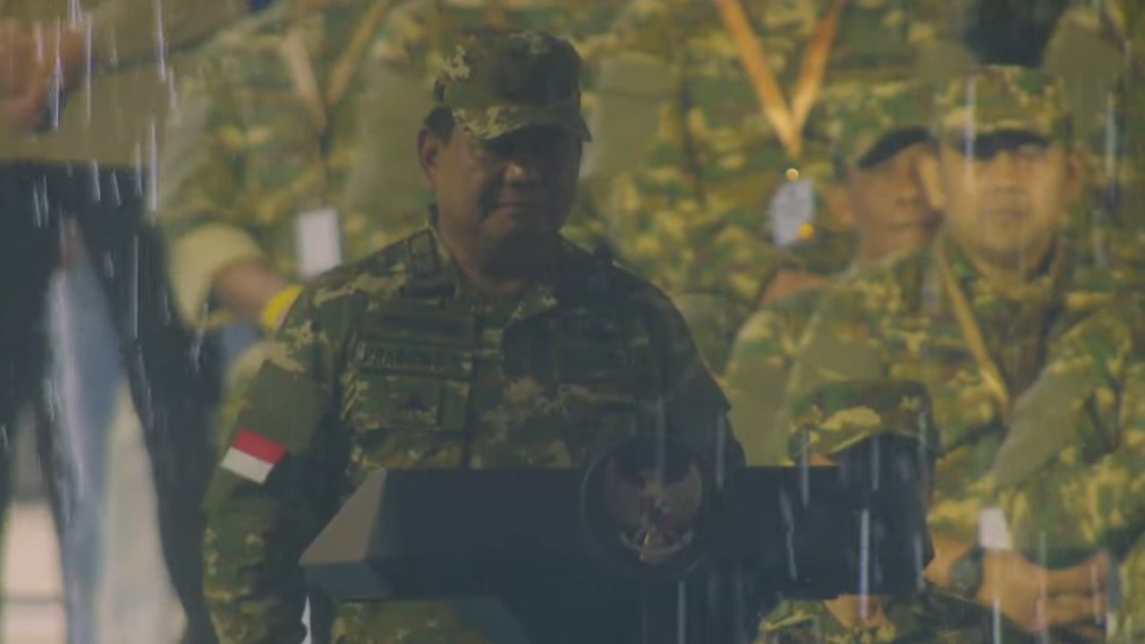 Prabowo Pimpin Upacara Parade Senja Retreat Kepala Daerah di Akmil