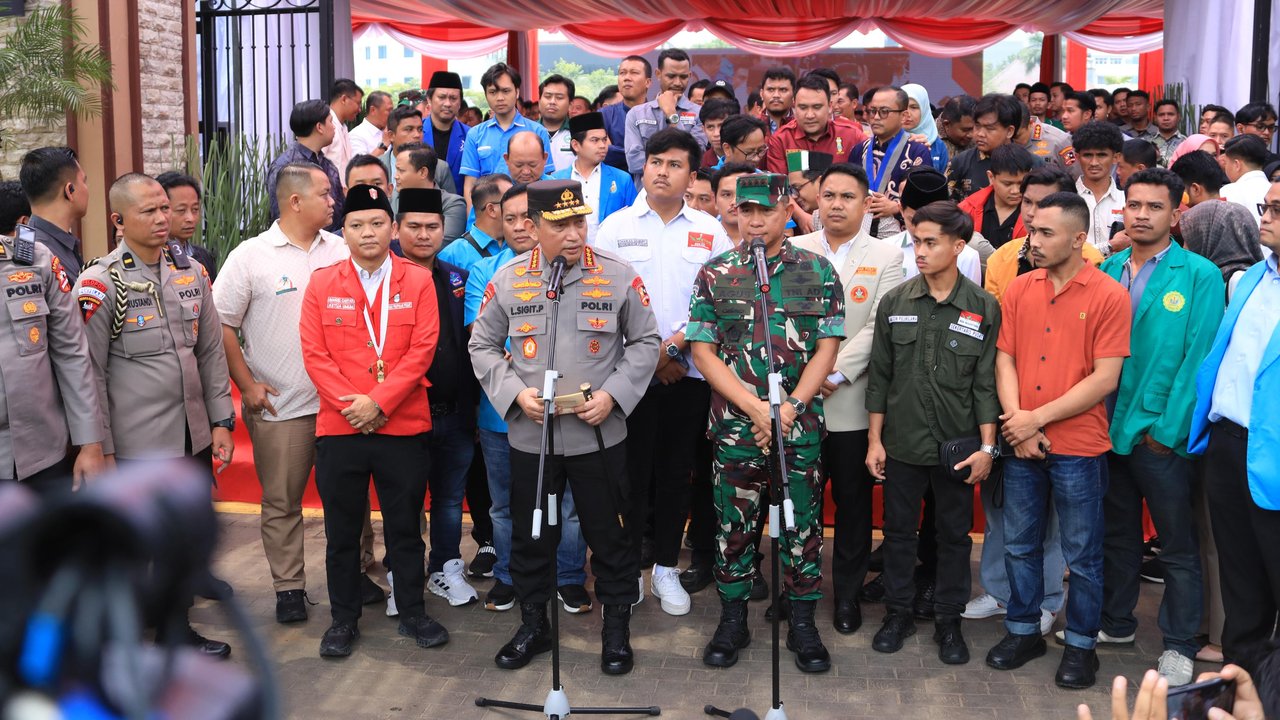 Kapolri dan Panglima TNI Bagikan 161.411 Paket Bansos Jelang Ramadan