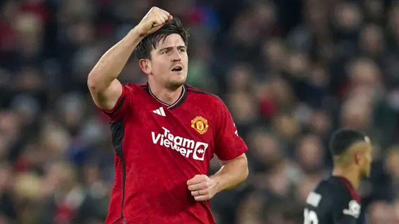 Pemain Manchester United, Harry Maguire melakukan selebrasi setelah mencetak gol ke gawang FC Copenhagen pada laga Grup A Liga Champions 2023/2024 di Old Trafford, Manchester, Inggris, Rabu (
