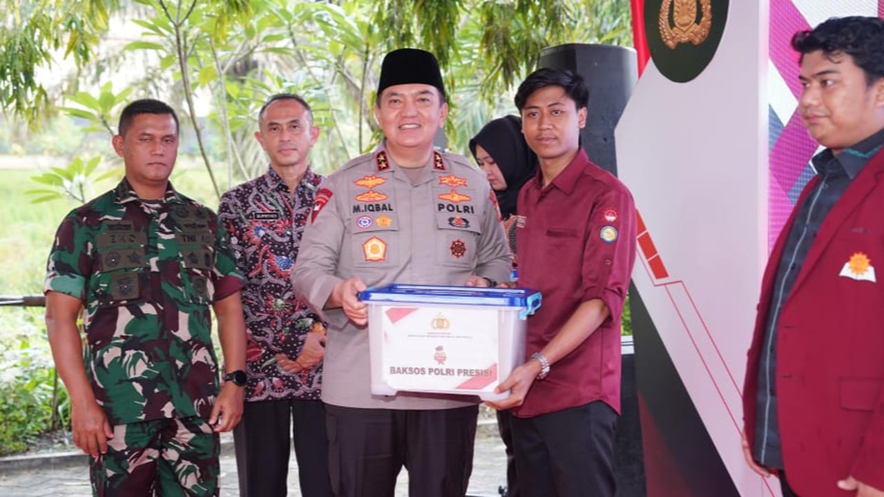 Polri Bagikan Ribuan Paket Sembako ke Mahasiswa, Ini Alasannya