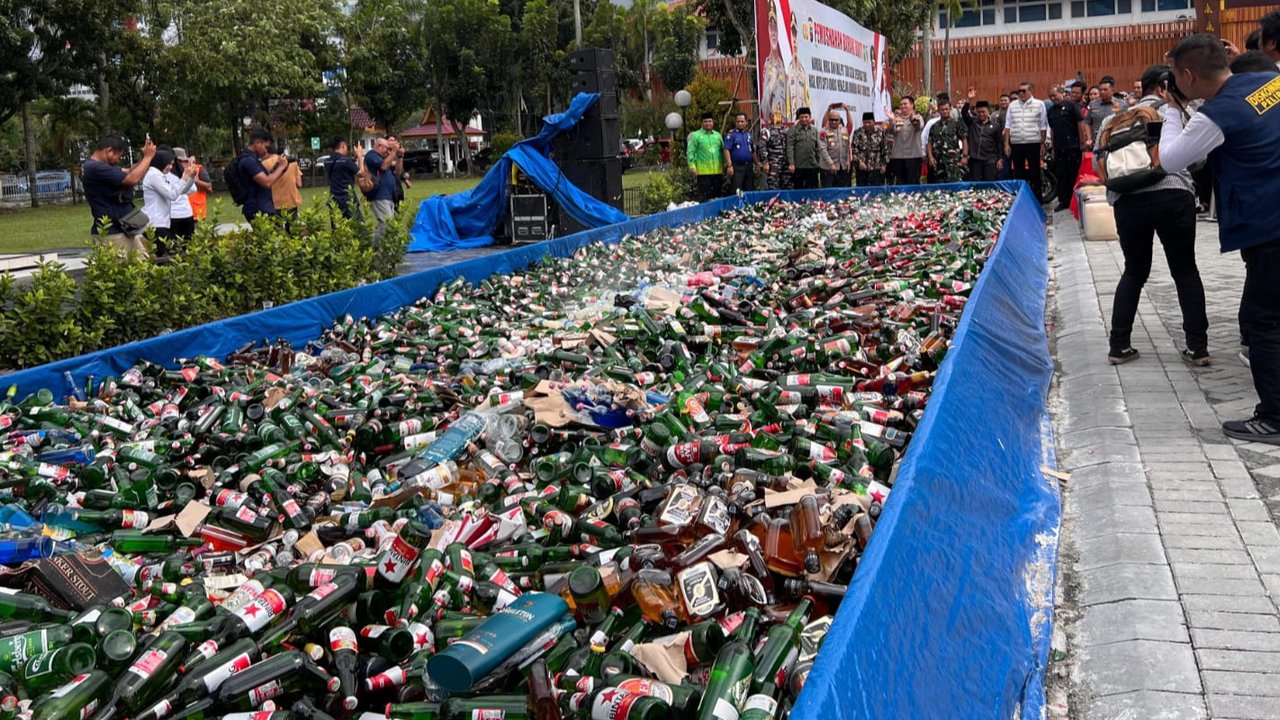 Jelang Ramadan, Polda Riau Musnahkan Ratusan Kilogram Narkoba dan Ribuan Botol Miras