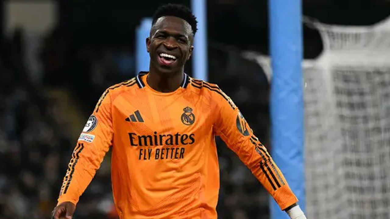 Pemain Real Madrid, Vinicius Junior merayakan gol yang dicetak oleh Brahim Diaz dalam laga leg 1 babak playoff Liga Champions 2024/2025 melawan Manchester City di Etihad Stadium, Manchester, Inggris, Rabu (12/02/2025) WIB. (AP Photo/Dave Thompson)