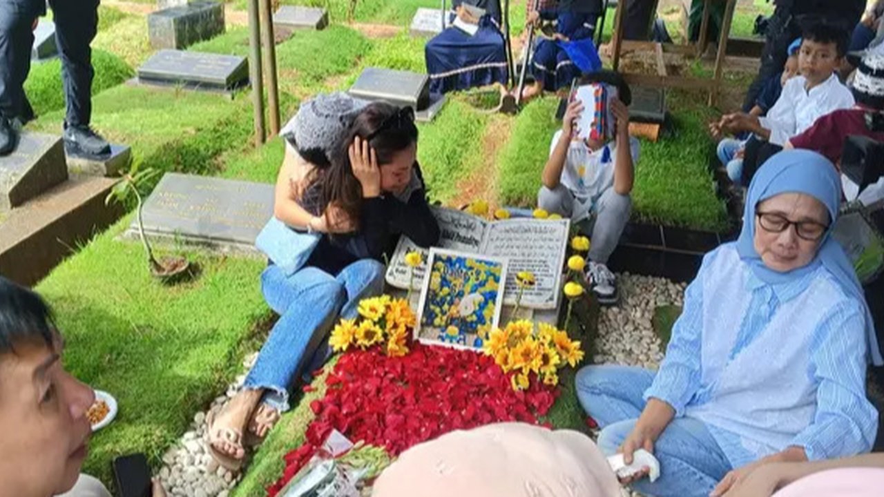 Tamara Tyasmara di makam mendiang putranya, Dante, yang berlokasi di TPU Jeruk Purut, Jakarta Selatan, Kamis (26/12/2024). (Dok. via M. Altaf Jauhar)
