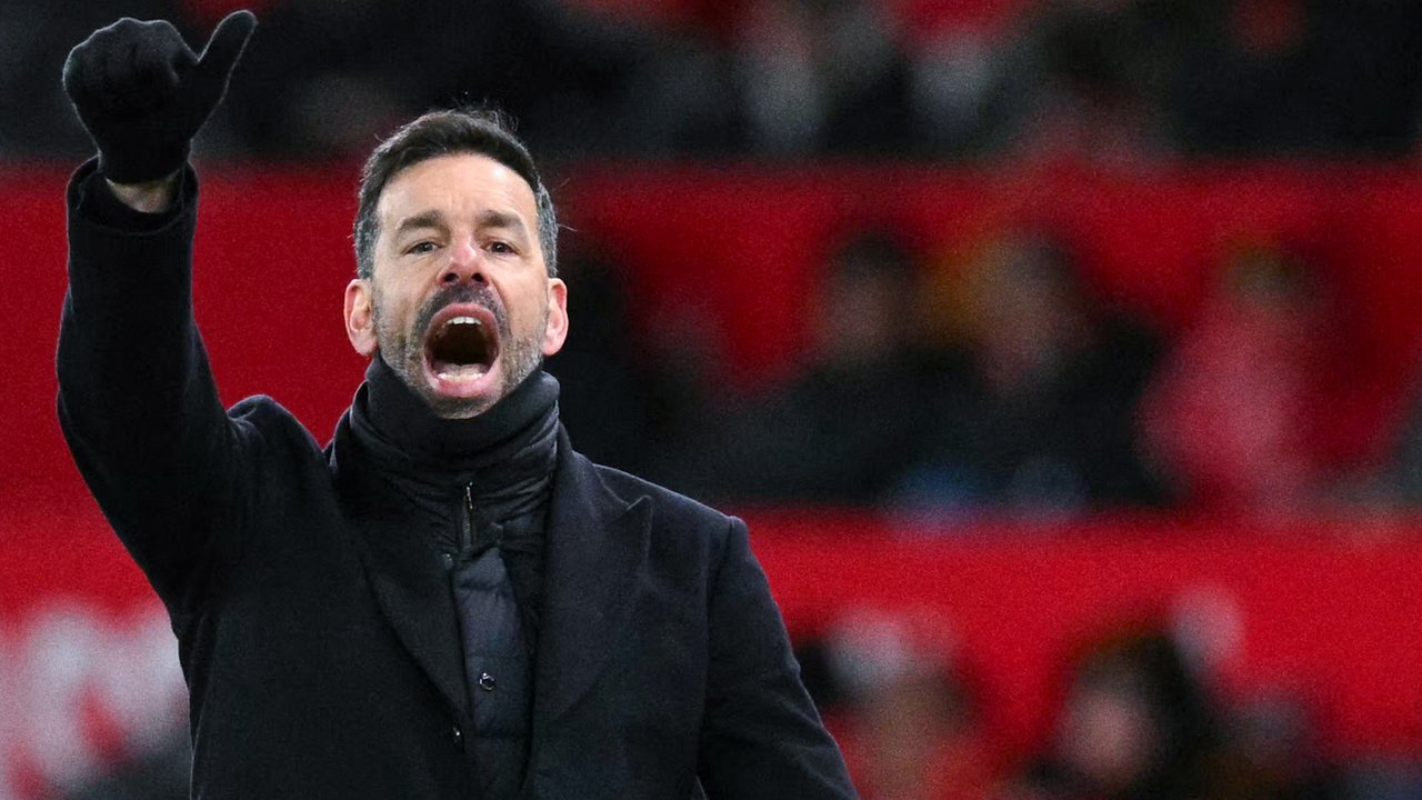 Pelatih Leicester yang juga mantan pemain MU yakni Ruud van Nistelrooy tampak begitu murka melihat anak asuhnya harus kalah karena gol kontroversial. (AFP/Oli Scarff)
