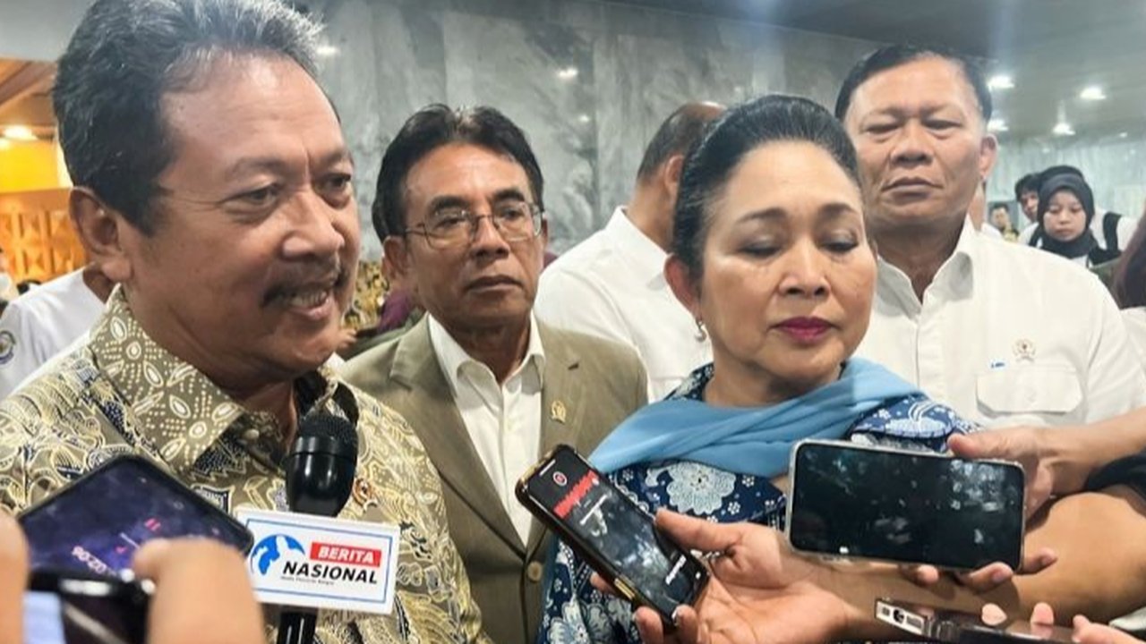 Menteri Trenggono memberikan tenggat waktu 30 hari kepada Kepala Desa Kohod dan stafnya untuk membayar denda Rp48 miliar atas pembangunan pagar laut ilegal di perairan Tangerang.