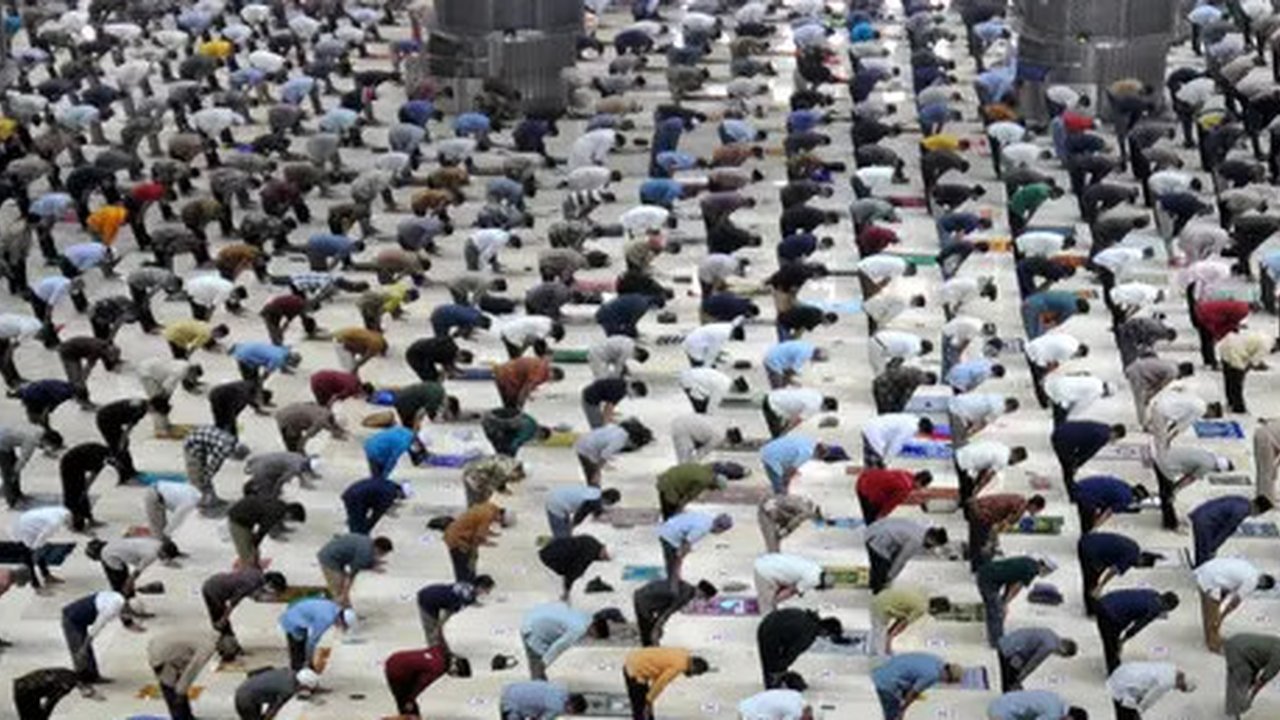 Umat Islam melaksanakan sholat Jumat  pada minggu ketiga bulan Ramadhan 1442 Hijriah di Masjid Istiqlal, Jakarta, Jumat (30/4/2021). Sholat Jumat berjamaah dengan pembatasan jemaah 30 persen