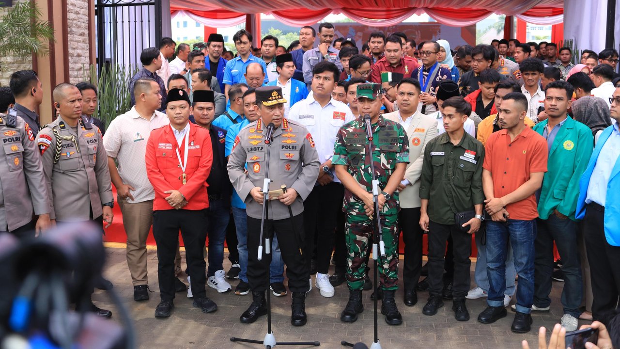 Kapolri dan Panglima TNI Bagikan 161.411 Paket Bansos