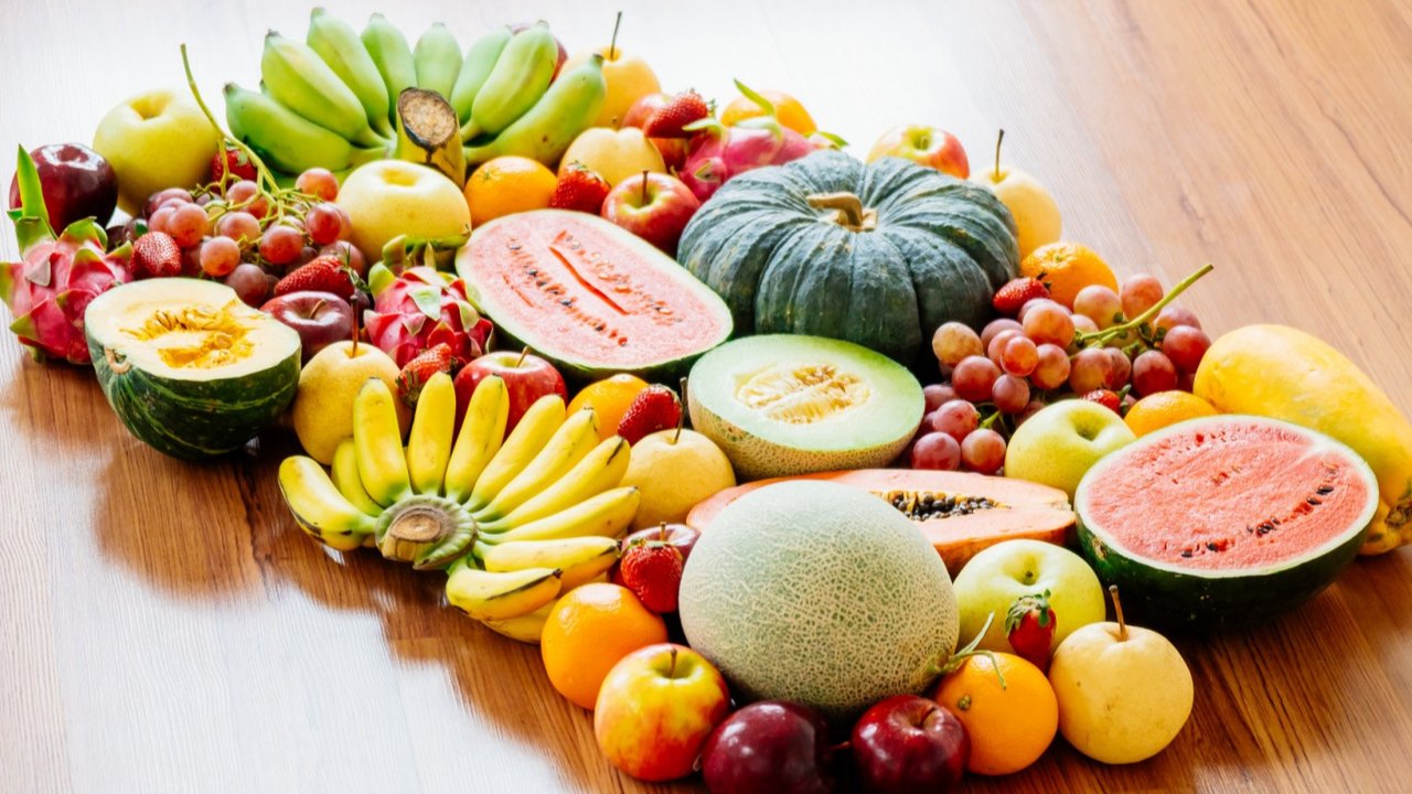 Ilustrasi buah-buahan, aneka buah. (Image by lifeforstock on Freepik)