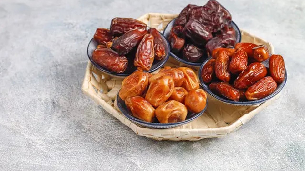 Ilustrasi kurma. (Photo created by azerbaijan_stockers on www.freepik.com)