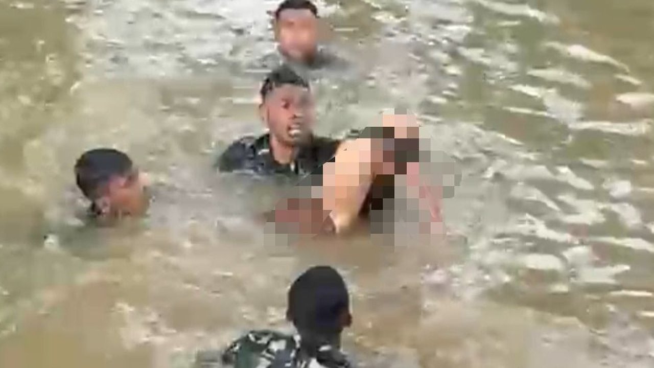 Prajurit TNI AU Lanud SIM Saat Menyelamatkan Bocah Terjepit Becak di Dalam Sungai