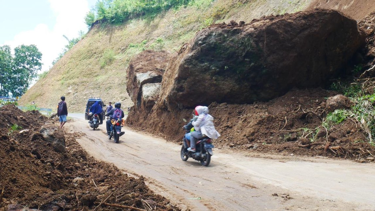 Potret Batu Raksasa Longsor dari Tebing Bikin Jalur Lumajang Malang Tertutup