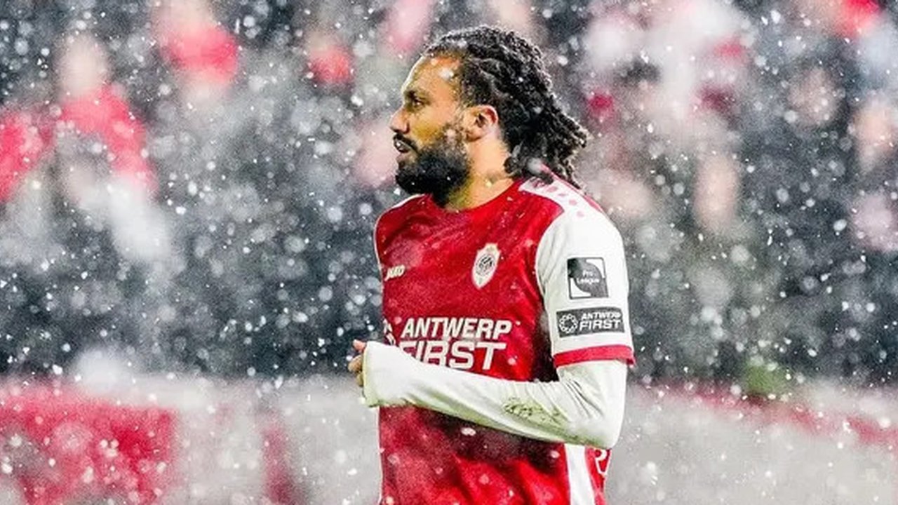Bek Crystal Palace, Jairo Riedewald, tampak kecewa usai kebobolan gol ketiga melawan Aston Villa dalam laga lanjutan Liga Inggris 2020/21 pekan ke-15 di Villa park, Birmingham, Sabtu (26/12/2