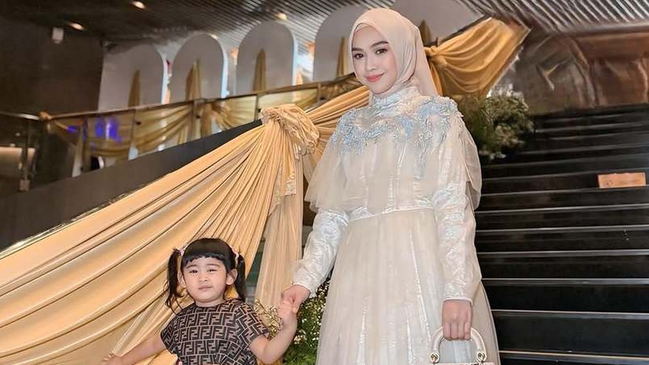Selain persiapan pribadi, Ricis juga berbagi tentang upayanya mengenalkan Moana pada tradisi puasa sejak dini. Meski masih kecil, Moana sudah mulai diperkenalkan pada kegiatan-kegiatan Ramadhan seperti bangun sahur dan buka puasa bersama.