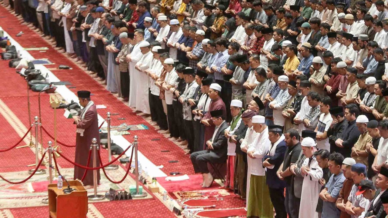 Umat Islam melaksanakan salat tarawih pertama di Mesjid Istiqlal, Jakarta, Jumat (28/2/2025).