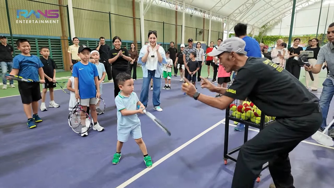 Lucunya Reaksi Nagita Slavina Saksikan Rayyanza Ikut Coaching Clinic Tenis: Sotoy Banget Loh!