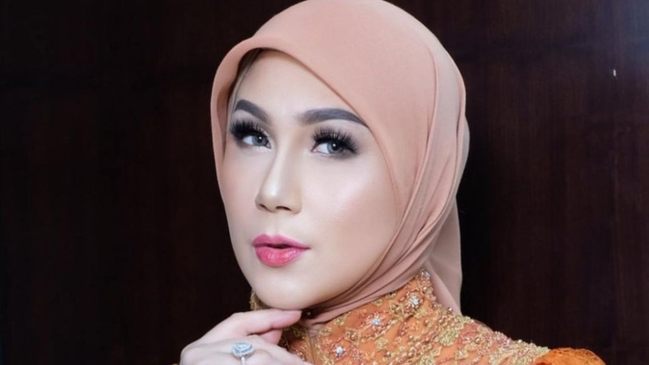 Gaya kondangan Marini Zumarnis. (credit: instagram.com/marinizumarnisreal)