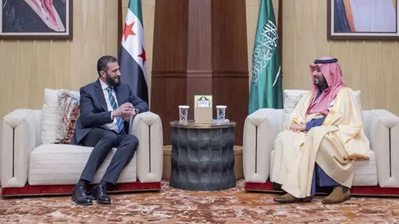 Putra Mahkota sekaligus pemimpin de facto Arab Saudi Pangeran Mohammed bin Salman bersalaman dengan presiden sementara Suriah Ahmad al-Sharaa di Riyadh, Minggu (2/2/2025). (Dok. Kementeria
