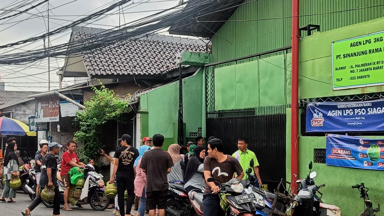 Warga Kebon Jeruk antre cari gas 3kg di pangkalan.