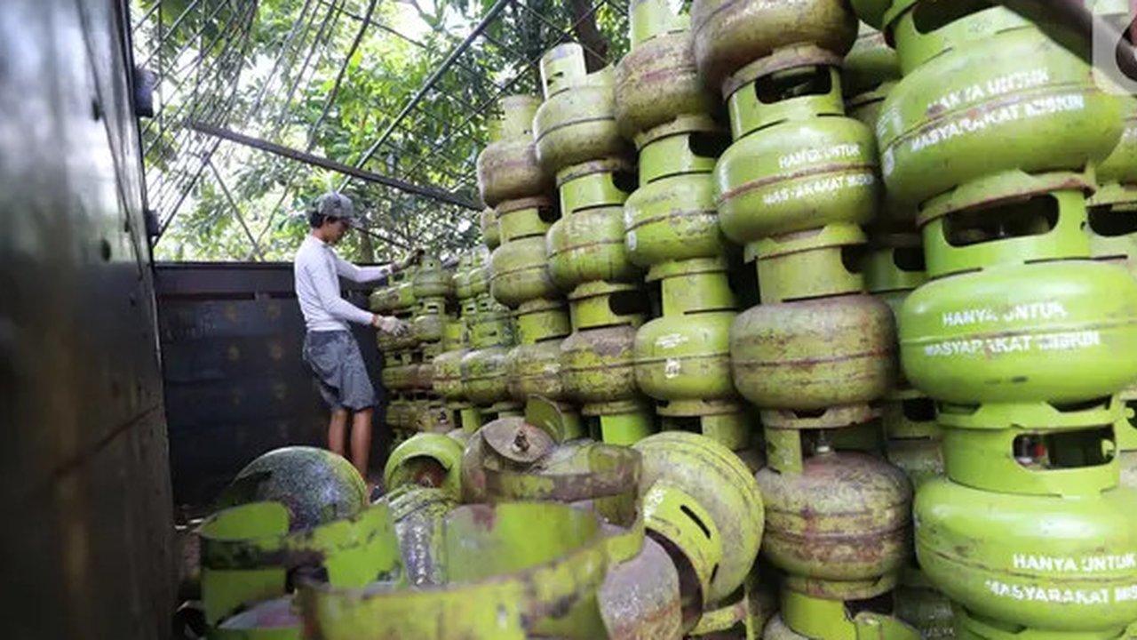 Pekerja merapikan tabung gas 3 kilogram dari atas truk saat distribusi di kawasan Jakarta, Senin (13/6/2022). PT Pertamina (Persero) menerima tambahan belanja subsidi bahan bakar minyak (BBM)