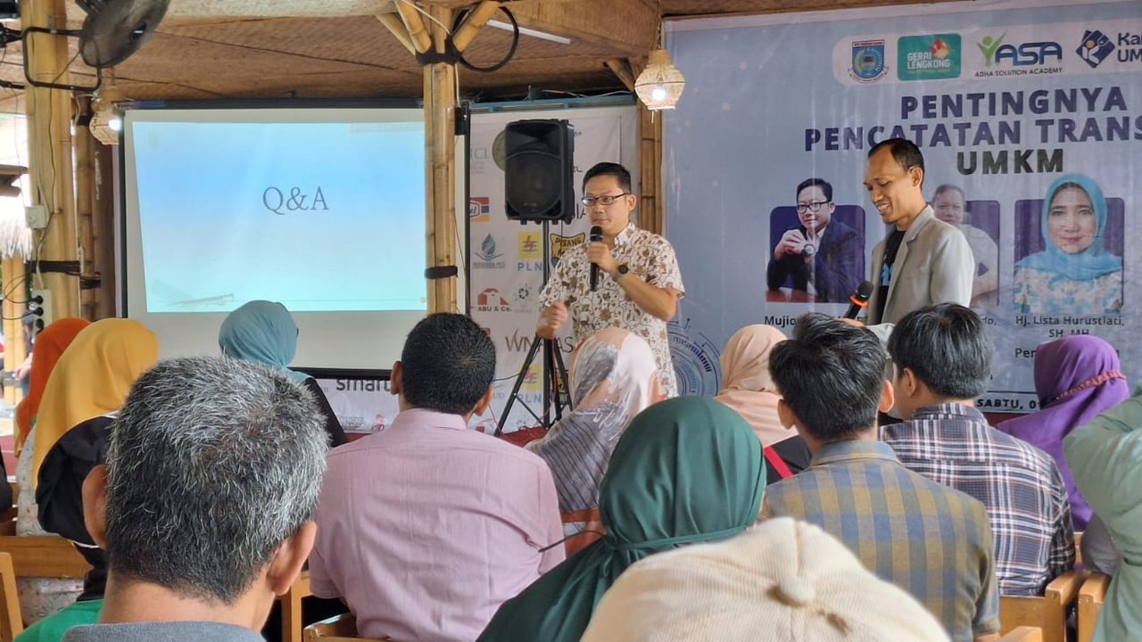Pakar Perencanaan Keuangan Muljono dan Pendamping UMKM Coach Adha Membagi Materi kepada pelaku UMKM