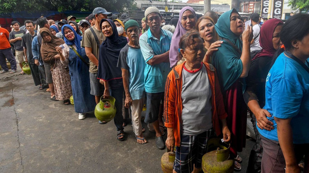 Warga mengantre panjang saat membeli gas elpiji 3 kg di sebuah agen di kawasan Ceger, Tangerang Selatan, Banten, Senin (3/2/2025).