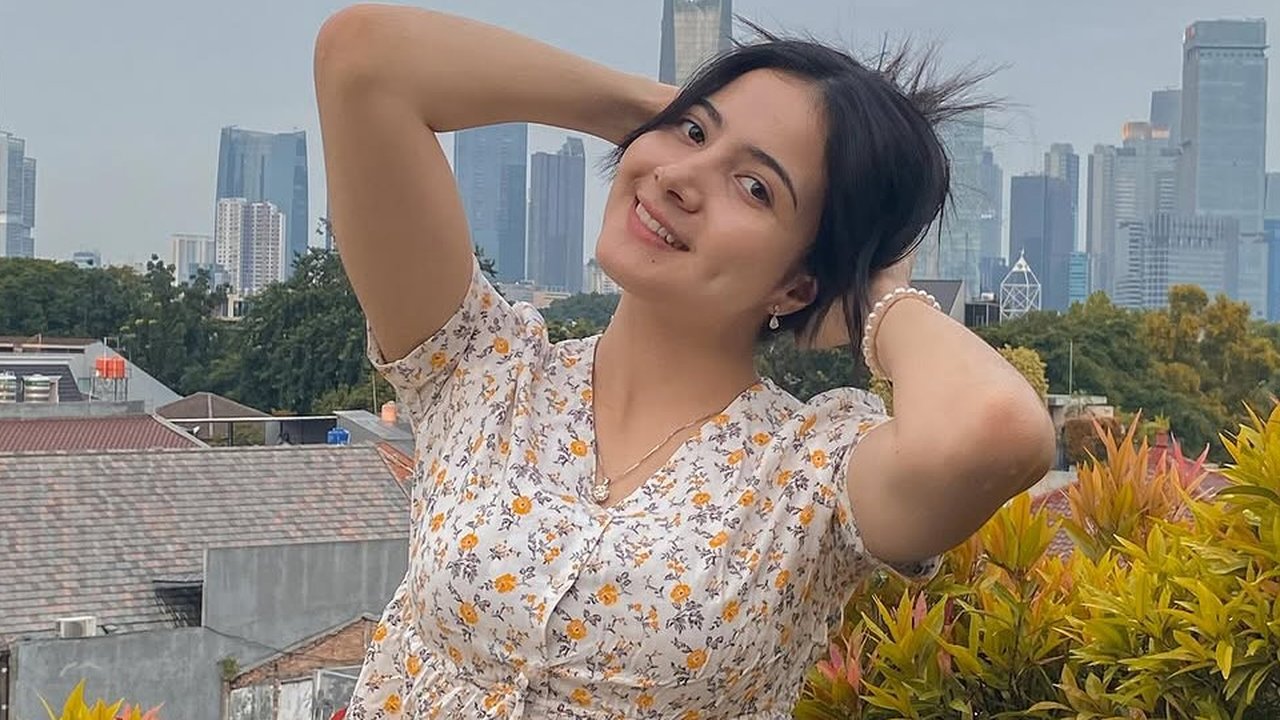 Profil Bulan Sutena, Penyanyi Cantik Asal Bali yang Berparas Bule