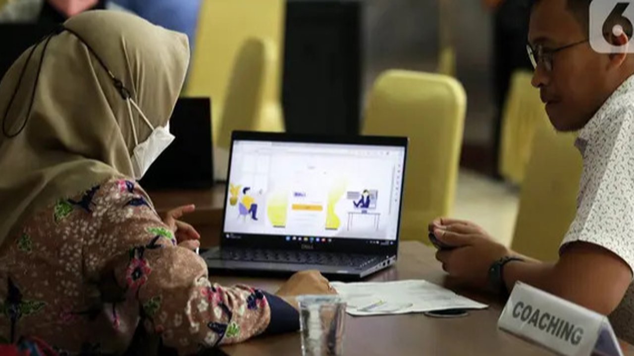 Petugas melayani wajib pajak yang melaporkan SPT Tahunan di KPP Pratama Jakarta Tanah Abang Tiga, Jakarta, Kamis (31/3/2022). Masyarakat yang memiliki NPWP dan penghasilan tetap setiap bulan,