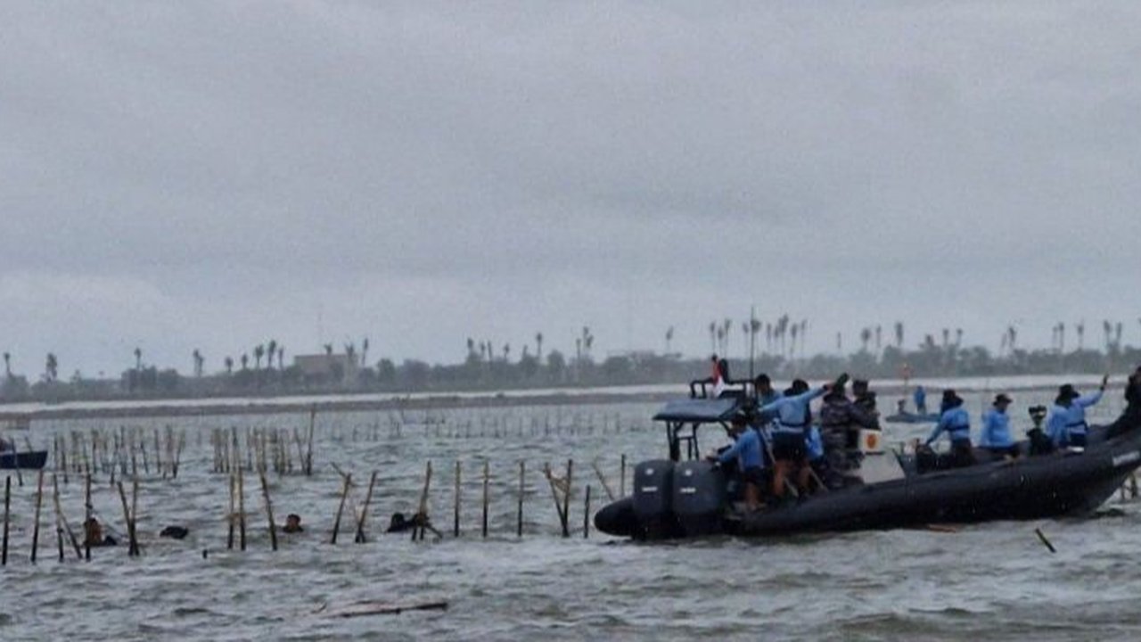 Perintah Kasal, Pasukan TNI AL Dibantu Nelayan Makin Getol Obrak Abrik Pagar Laut Misterius