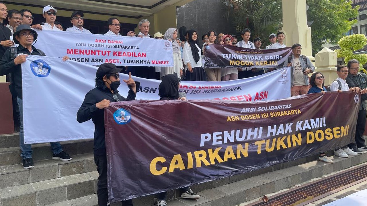 Dosen Institut Seni Indonesia Solo Demo Pembayaran Tunjangan Kinerja