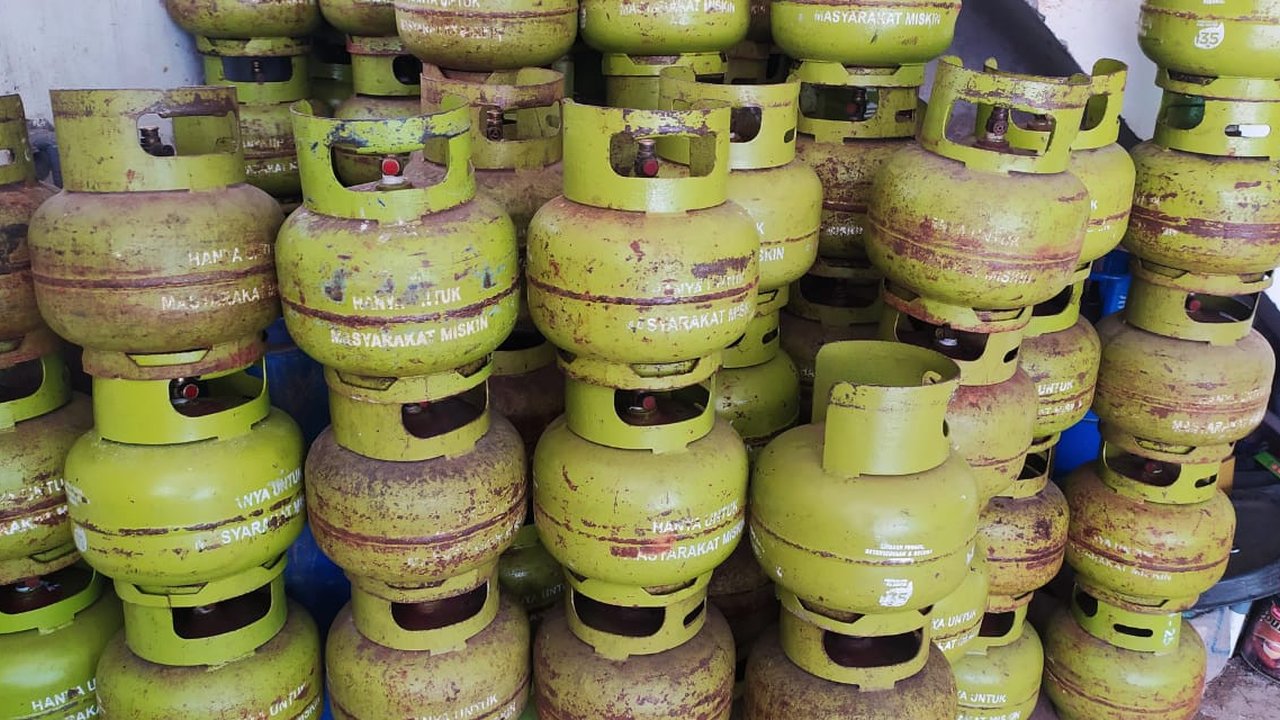 Nampak tumpukan gas LPG 3 kg di salah satu pangkalan gas di Garut, Jawa Barat. Pertamina memastikan pasokan gas bersubsidi cukup tersedia selama ramadan berlangsung tahun ini. (Liputan6.com/Jayadi Supriadin)