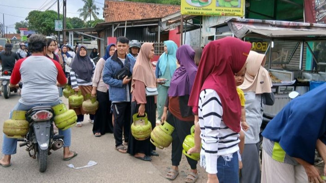Pemerintah Kabupaten Tangerang mengklarifikasi isu kelangkaan gas elpiji 3 kg bersubsidi, menjelaskan bahwa distribusi kini langsung ke konsumen di pangkalan resmi, bukan ke pengecer, untuk mencegah kenaikan harga dan memastikan tepat sasaran.