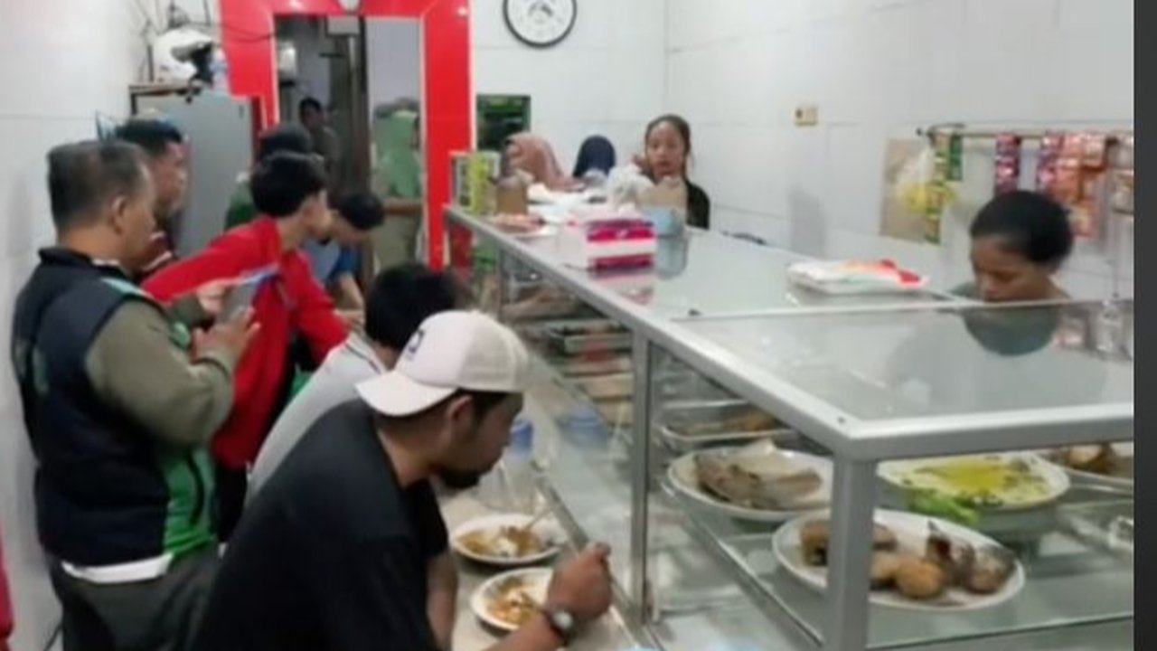 Viral Pria Ini Borong Semua Makanan Satu Warteg, Bagi-bagi Warga saat Sahur