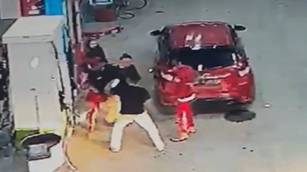 Viral Pengendara Yaris Merah Bersitegang dengan Operator SPBU