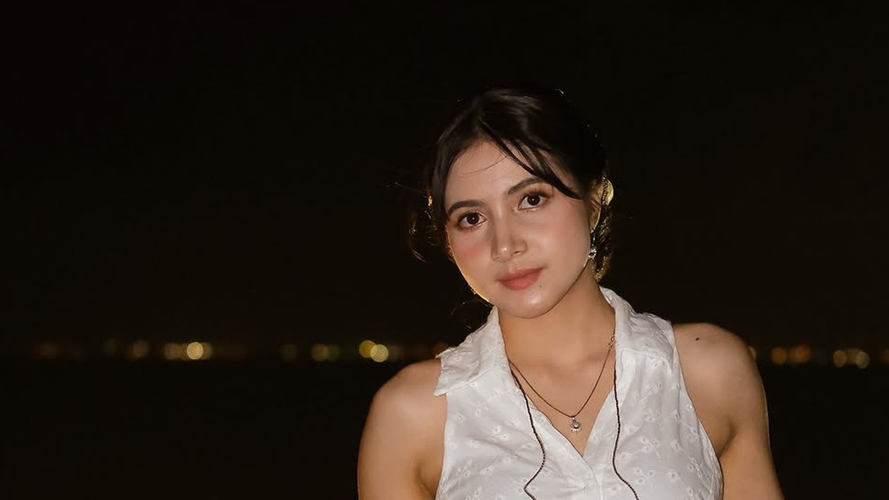 Profil Bulan Sutena, Penyanyi Cantik Asal Bali yang Berparas Bule (credit: instagram/bulansutena)