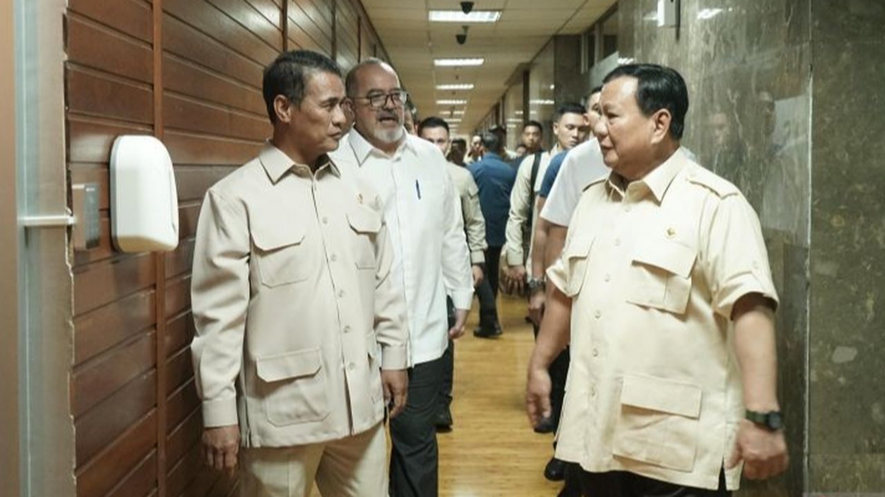 Presiden Prabowo Subianto melakukan rapat mendadak dengan Menteri Pertanian Andi Amran Sulaiman di Jakarta, membahas Harga Pembelian Pemerintah (HPP) gabah kering panen untuk memastikan kesejahteraan petani dan seluruh pihak terkait.