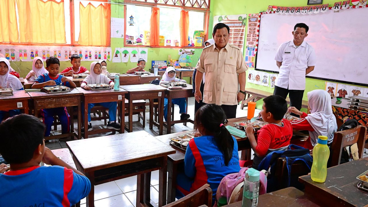 Prabowo tinjau Makan Bergizi Gratis di SD dan TK di Jakarta Timur
