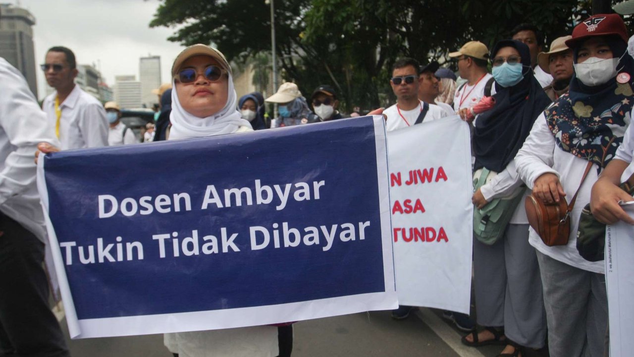 Ratusan dosen yang tergabung dalam Aliansi Dosen Kemdiktisaintek Seluruh Indonesia (Adaksi) berunjuk rasa menuntut pemerintah untuk membayarkan tunjangan kinerja (tukin) yang tidak dibayarkan sejak 2020 di kawasan Patung Kuda, Jakarta, Senin (3/2/2025).