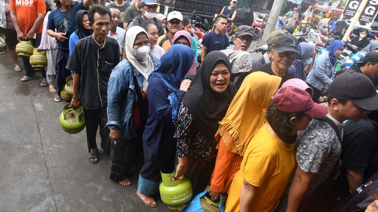Warga mengantre panjang saat membeli gas elpiji 3 kg di sebuah agen di kawasan Ceger, Tangerang Selatan, Banten, Senin (3/2/2025).