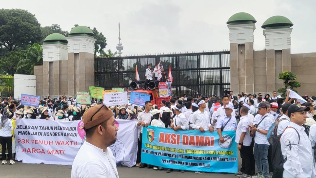 Demo guru honorer di DPR