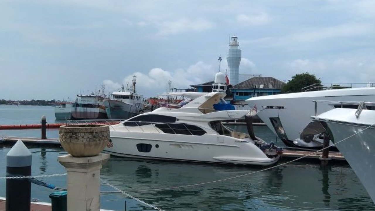 Penyidik Komisi Pemberantasan Korupsi (KPK) memeriksa empat orang anggota tim penerima hasil kerja pengerukan alur pelayaran Pelabuhan Benoa, Bali, ...