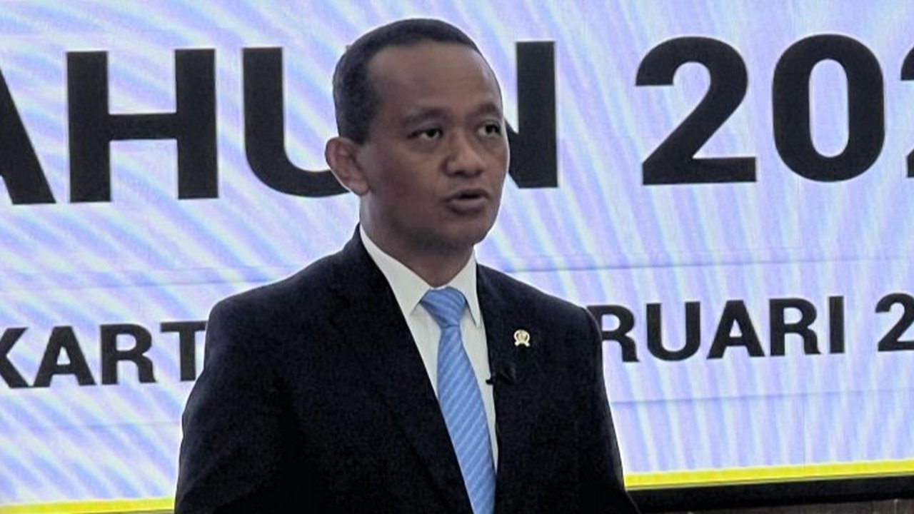 Menteri ESDM, Bahlil Lahadalia, meminta kesabaran masyarakat terkait antrean LPG 3 kg selama masa transisi dari pengecer ke pangkalan resmi, menegaskan tidak ada kelangkaan, hanya perubahan distribusi.