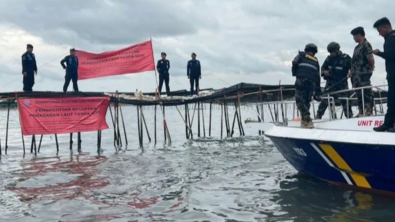 Kementerian Kelautan dan Perikanan (KKP) telah memeriksa Kepala Desa Kohod dan 13 nelayan terkait pembangunan pagar laut ilegal sepanjang 30 km di perairan Tangerang, Banten, sebagai bagian dari proses penegakan hukum dan menindaklanjuti desakan DPR.