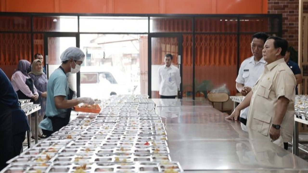 Prabowo tinjau Makan Bergizi Gratis di SD dan TK di Jakarta Timur