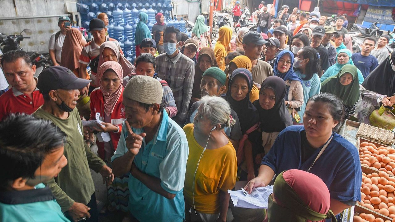 Warga mengangkut tabung gas LPG 3 kilogram (kg) dengan sepeda motor di Jakarta, Rabu (16/12/2020). PT Pertamina (Persero) memperkirakan kebutuhan gas elpiji 3 kg naik menjadi 7,50 juta metrik