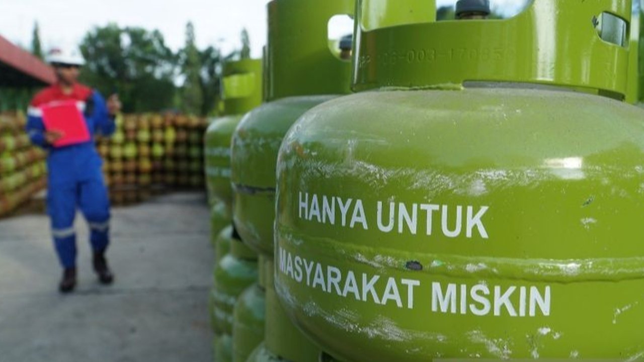 Potret orang antre gas LPG 3 kg. (sumber: X/@Mdy_Asmara1701 / TikTok/mimi.risoles)