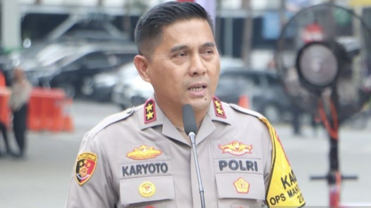 Kapolda Metro Jaya, Irjen Karyoto, menekankan pentingnya profesionalisme penyidik dan pelayanan prima kepada masyarakat, serta mengingatkan bahaya penyalahgunaan narkoba dalam arahannya kepada jajaran Polda Metro Jaya.
