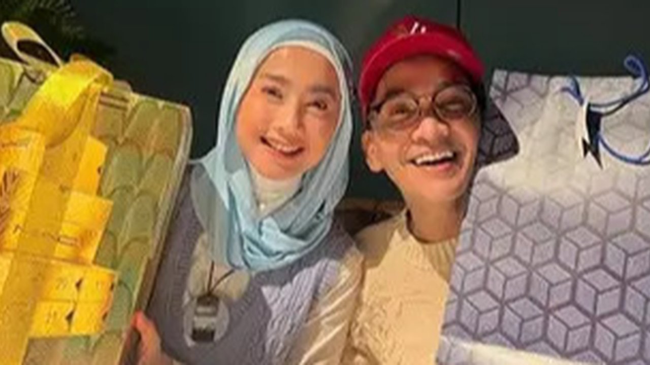 Potret kedekatan Ruben Onsu dan Desy Ratnasari yang jadi sorotan. (sumber: Instagram/mood.hits.official/ivangunawanprive)