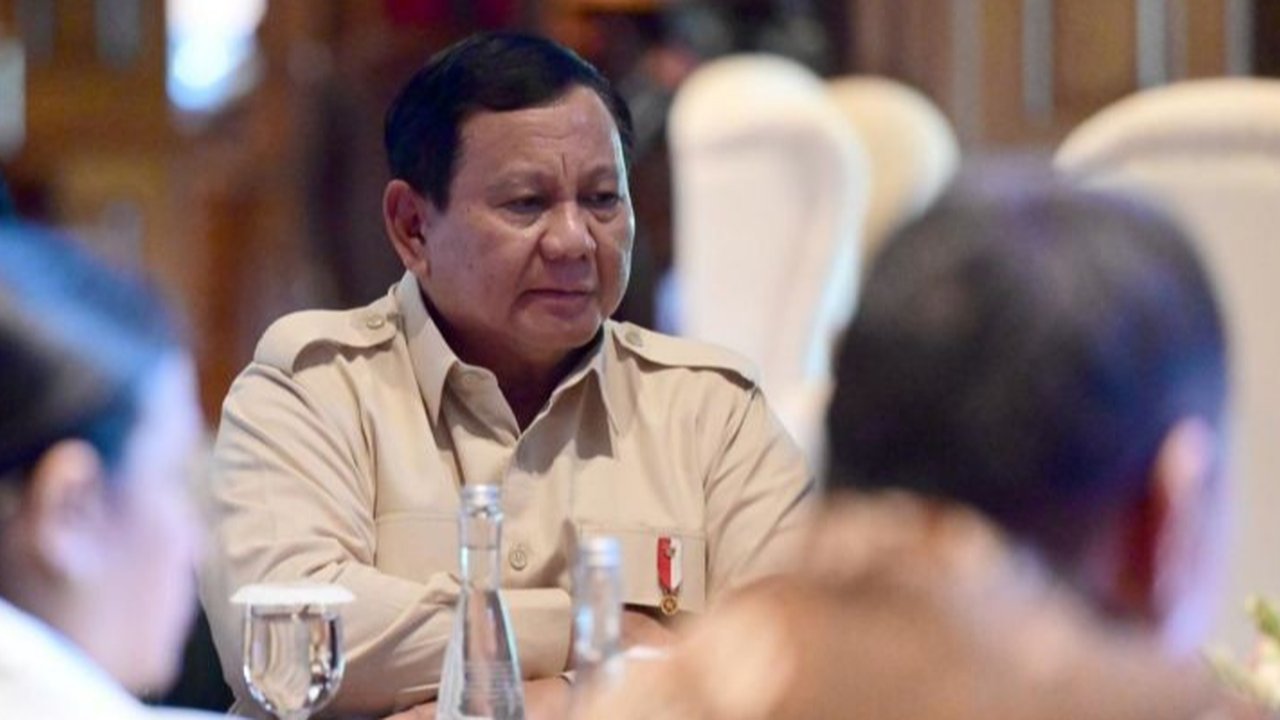 Presiden Prabowo Subianto memimpin rapat terbatas membahas penataan lahan perkebunan sawit untuk memastikan pengelolaan lahan sesuai aturan dan menjaga keseimbangan antara ekonomi, lingkungan, dan masyarakat.